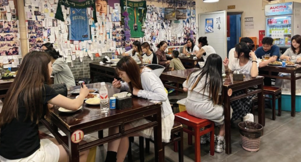 配资在线机构论坛网 年轻人转身拥抱市井小店